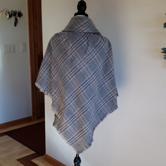 Poncho - Picture 2 of 2